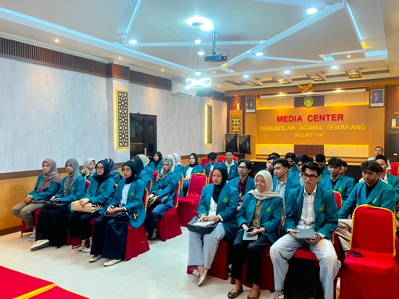 Kunjungan Ilmiah Unwahas di PA Semarang - Penyerahan Plakat