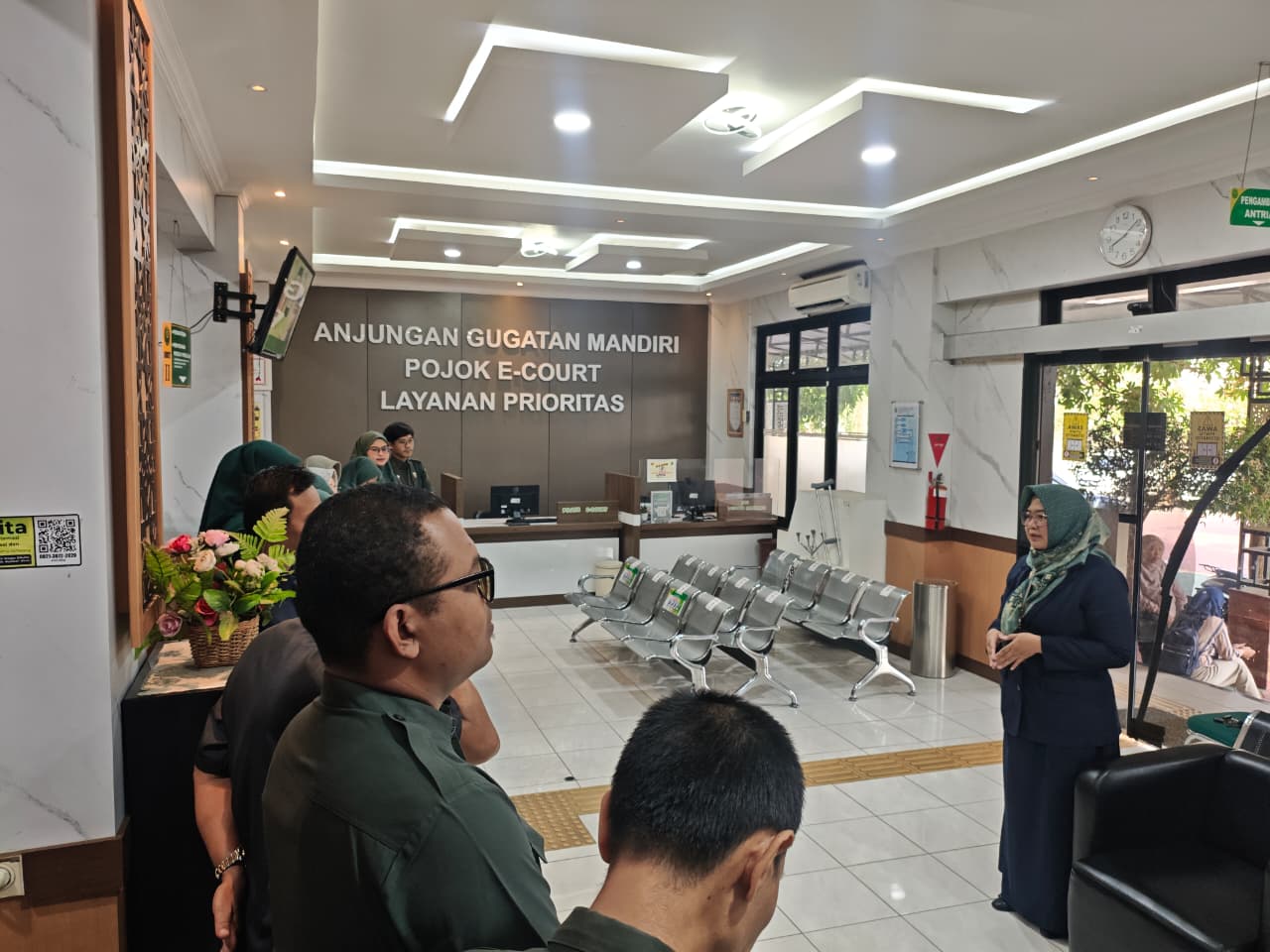 Petugas PTSP Mengikuti Briefing