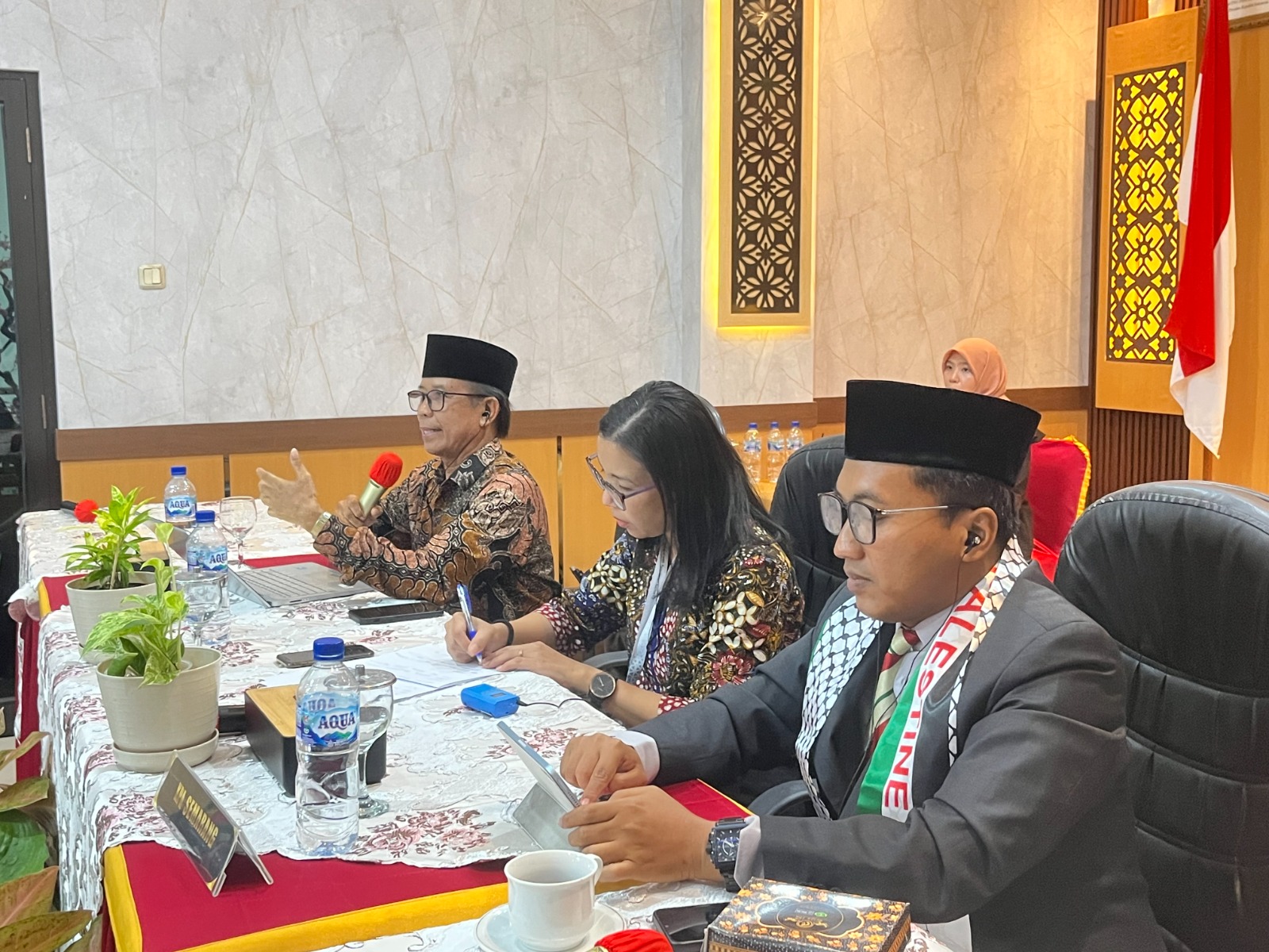 Penyerahan Cinderamata Indonesia Palestina