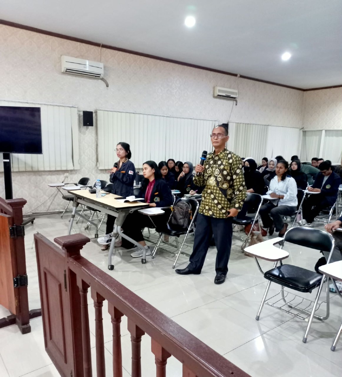 Suasana diskusi dalam Kuliah Kemahiran Hukum (Litigasi)