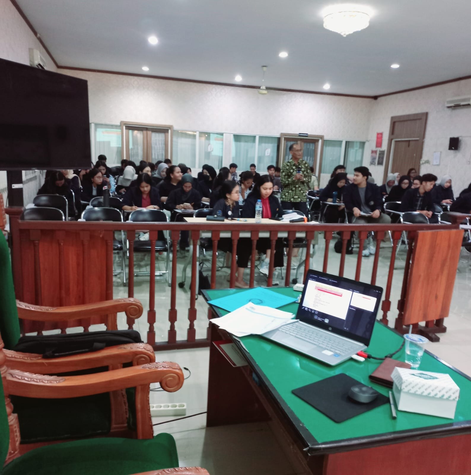 Suasana pembelajaran dan diskusi di ruang kegiatan.