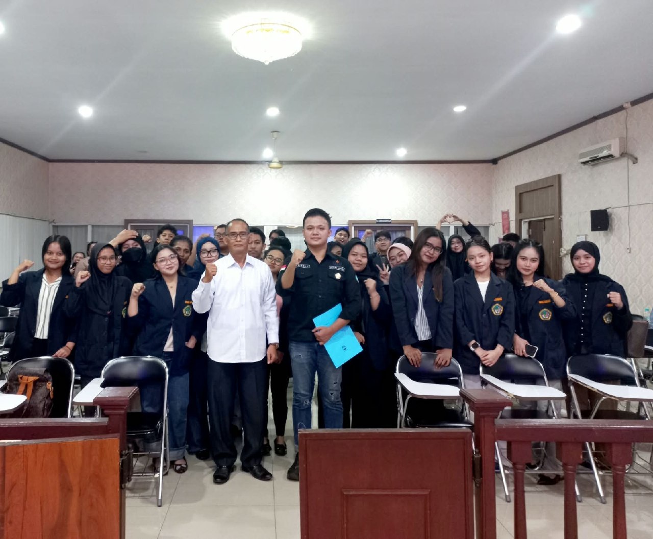 Dokumentasi foto bersama peserta kegiatan.